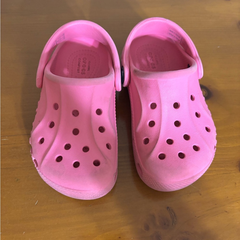 CROCSPink Sandals with Ventilation Holes and Heel Strap
